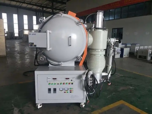Bir Fabrikada Metal Parçaları Yüksek Sıcaklıkta Sinterlemek İçin Kullanılan Bir Vakum Fırını