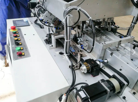 Yetişkin Maskeleri Üretmek İçin Tam Otomatik Tek Kullanımlık Maske Makinesi